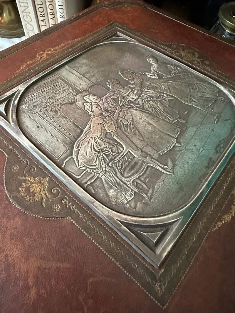 Boite recouverte de cuir avec plaque en métal argenté scène courtisane. Estimation fin 19eme - début 20ème