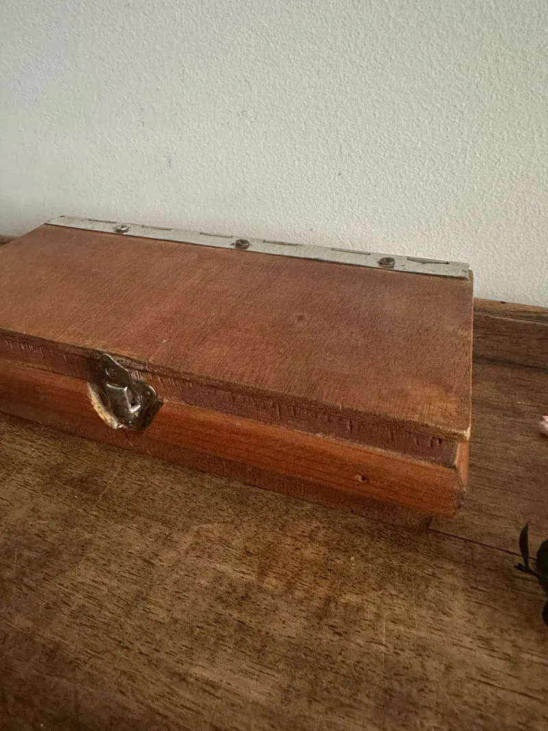 Boite en bois avec longue charnière en métal et mécanisme de fermeture