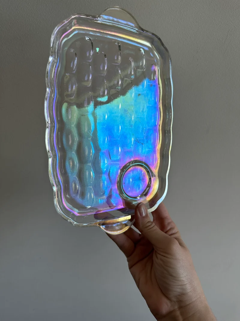 Tasses et plateau en verre irisé