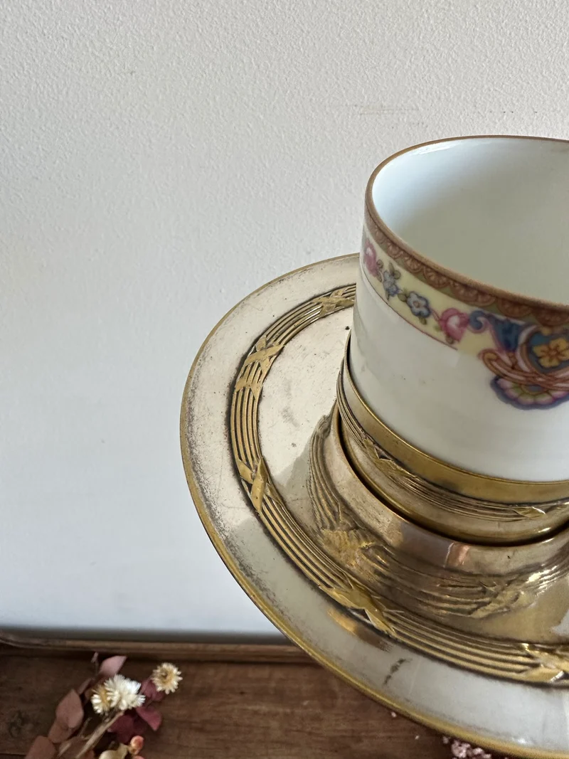Tasse en porcelaine de Limoges avec porte tasse en métal argenté