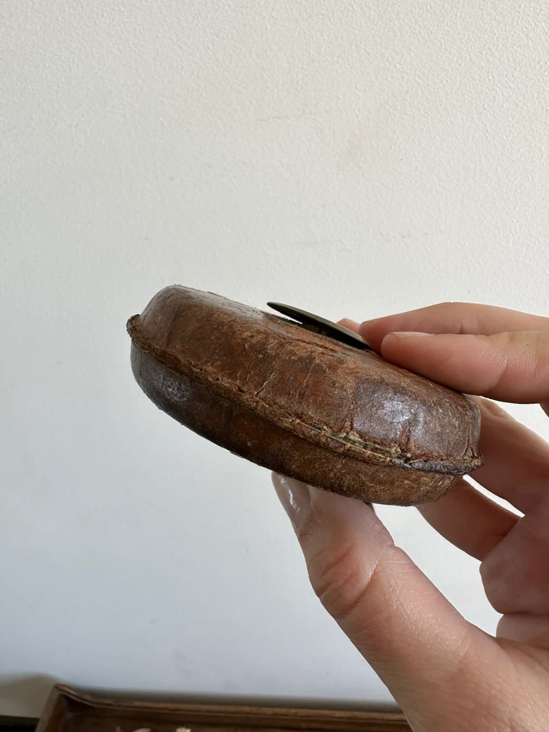 Ruban à mesurer en cuir années 1900