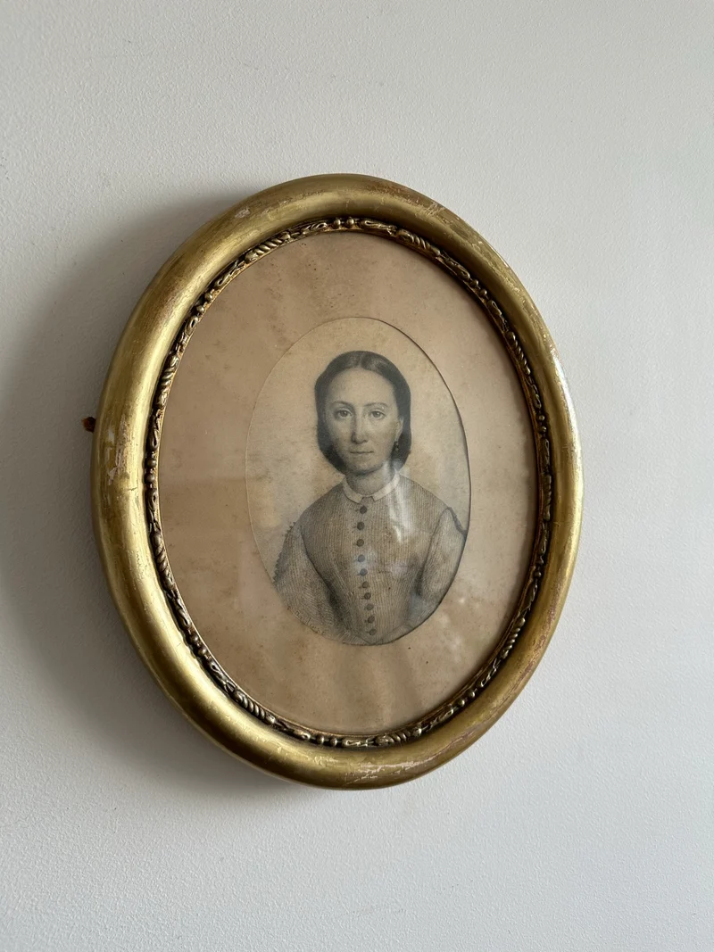 Portrait de jeune fille dans cadre en bois oval 1880