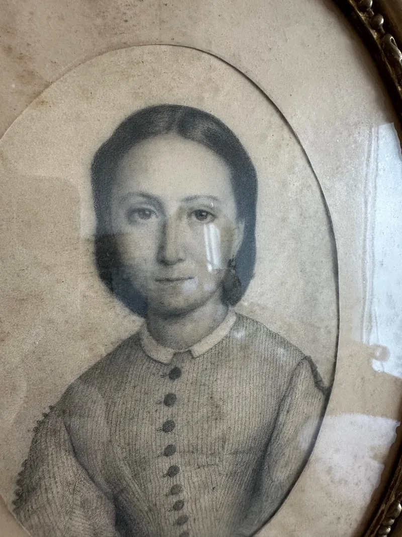 Portrait de jeune fille dans cadre en bois oval 1880