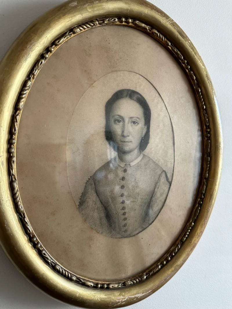 Portrait de jeune fille dans cadre en bois oval 1880