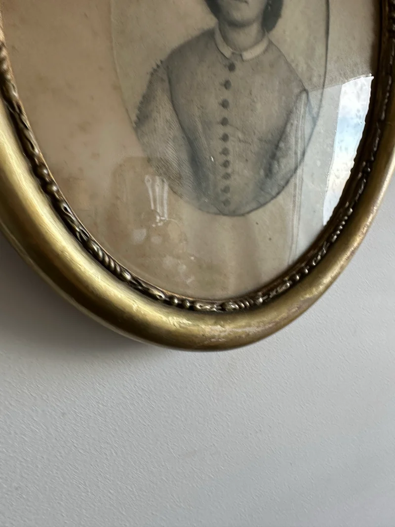Portrait de jeune fille dans cadre en bois oval 1880