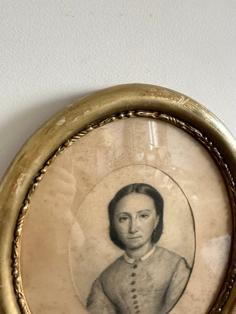 Portrait de jeune fille dans cadre en bois oval 1880