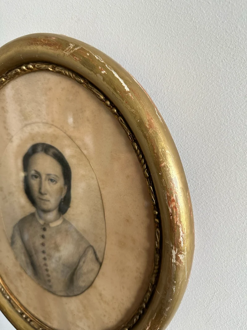 Portrait de jeune fille dans cadre en bois oval 1880