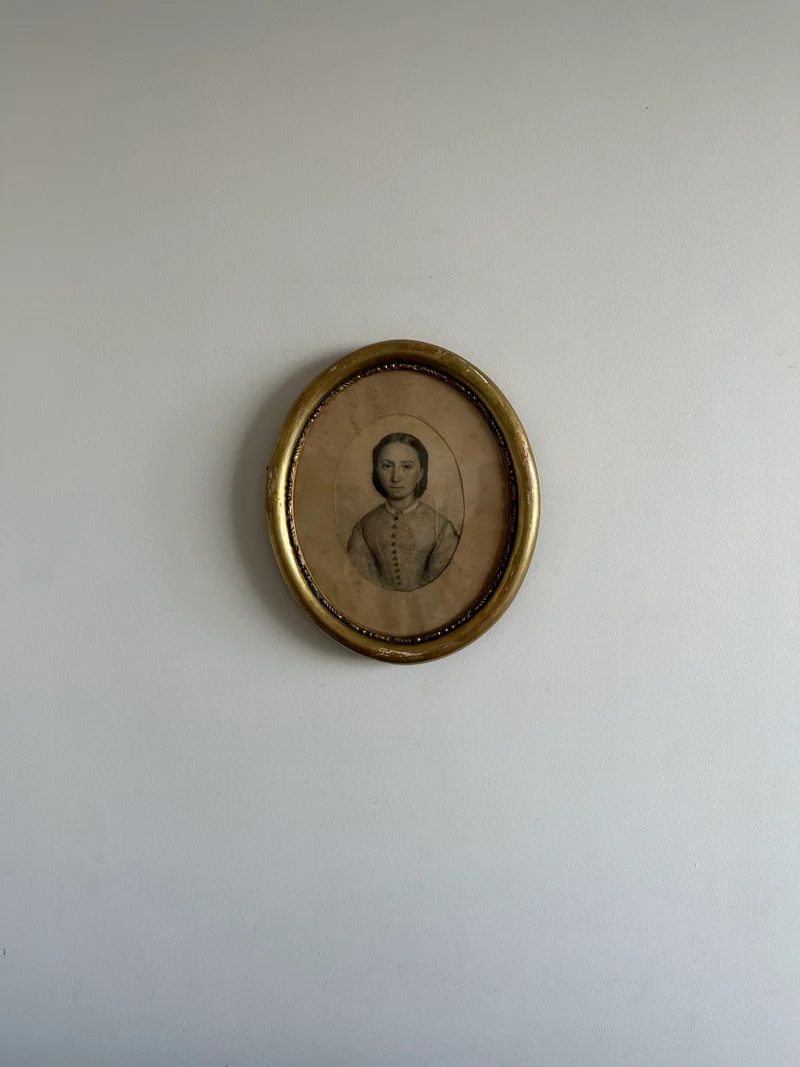 Portrait de jeune fille dans cadre en bois oval 1880