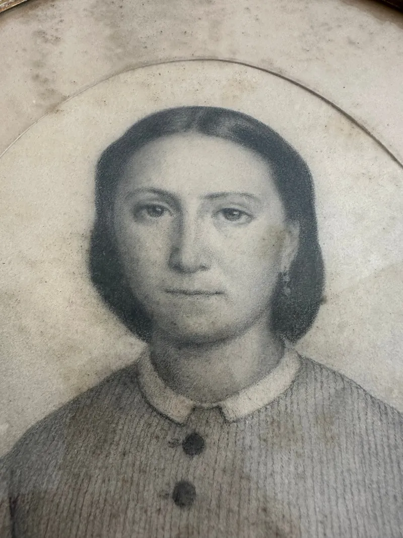 Portrait de jeune fille dans cadre en bois oval 1880