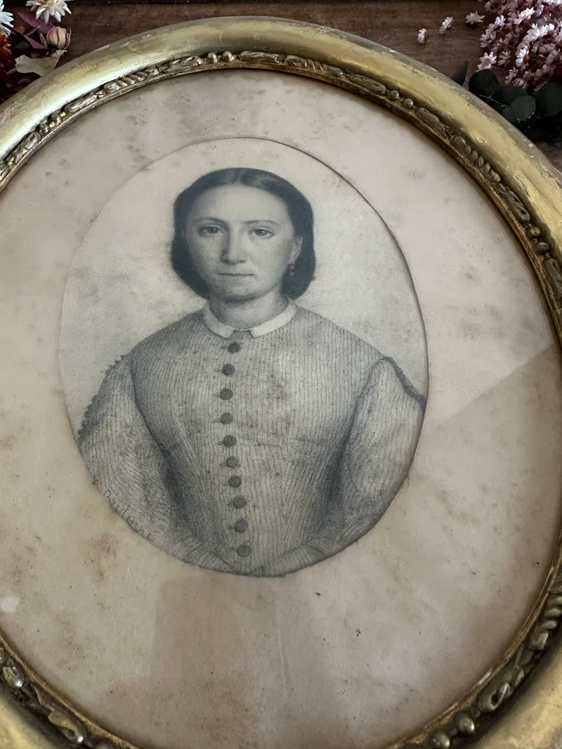 Portrait de jeune fille dans cadre en bois oval 1880