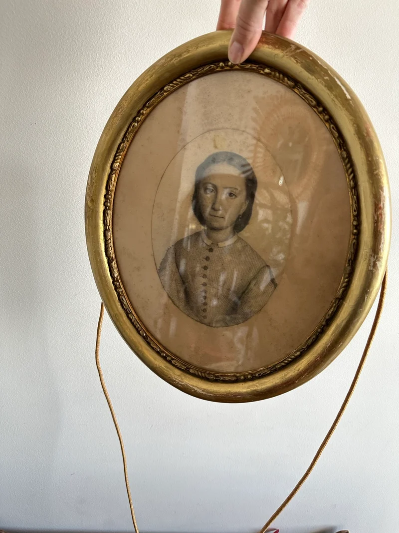 Portrait de jeune fille dans cadre en bois oval 1880