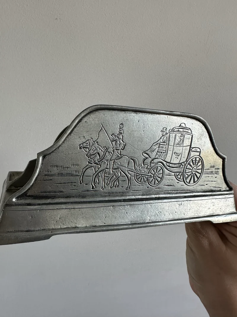 Porte lettres en étain
