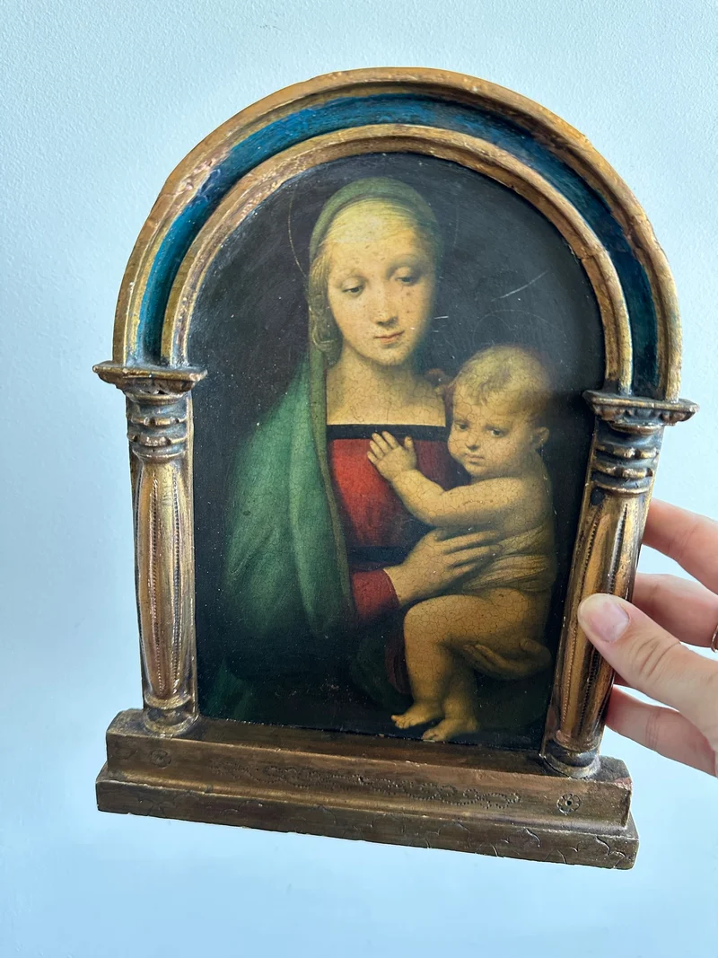 Icône la Vierge et l'enfant sous une arche à colonne dorée et bleue