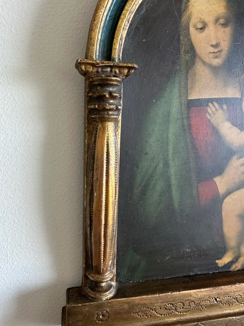 Icône la Vierge et l'enfant sous une arche à colonne dorée et bleue
