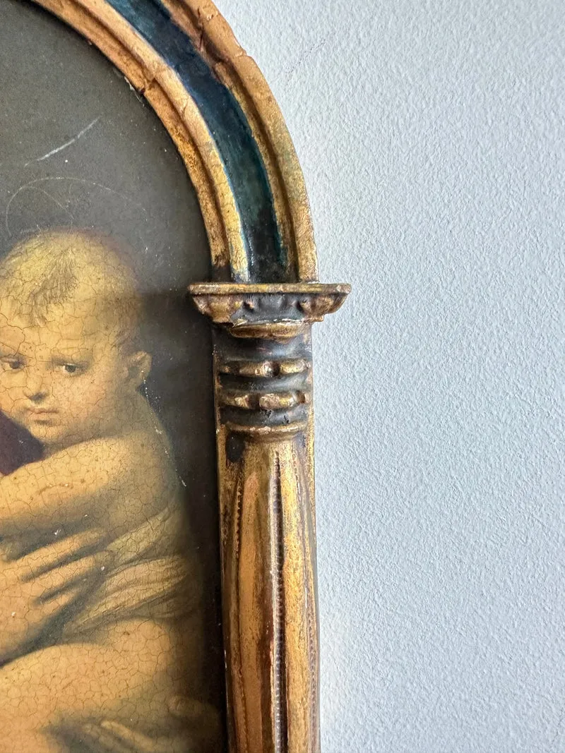 Icône la Vierge et l'enfant sous une arche à colonne dorée et bleue