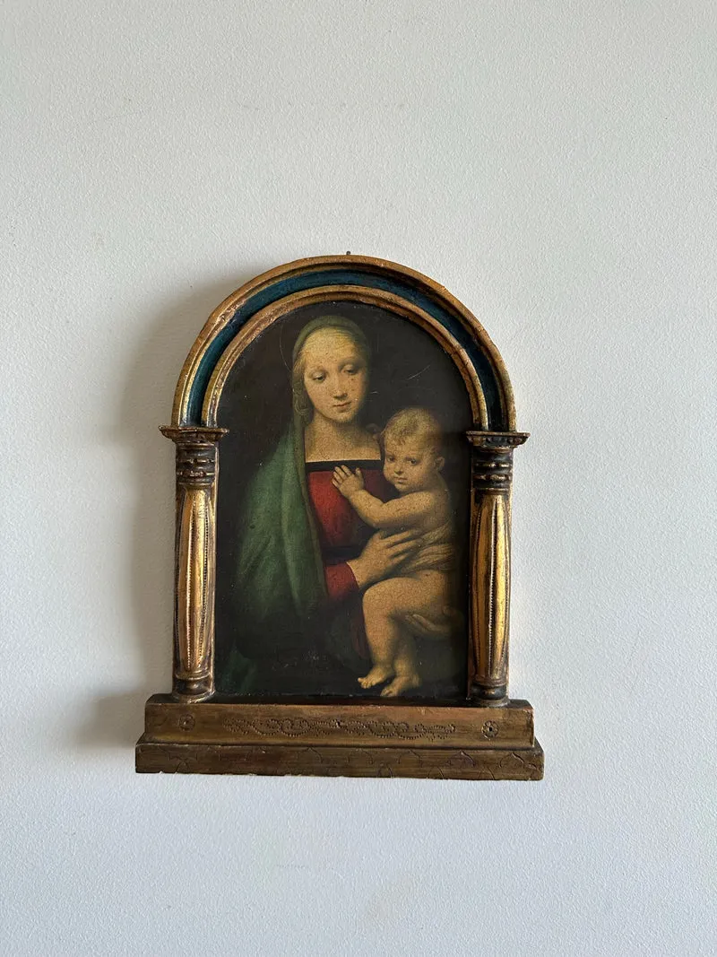 Icône la Vierge et l'enfant sous une arche à colonne dorée et bleue