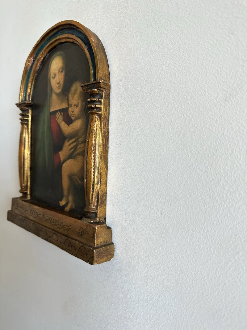 Icône la Vierge et l'enfant sous une arche à colonne dorée et bleue