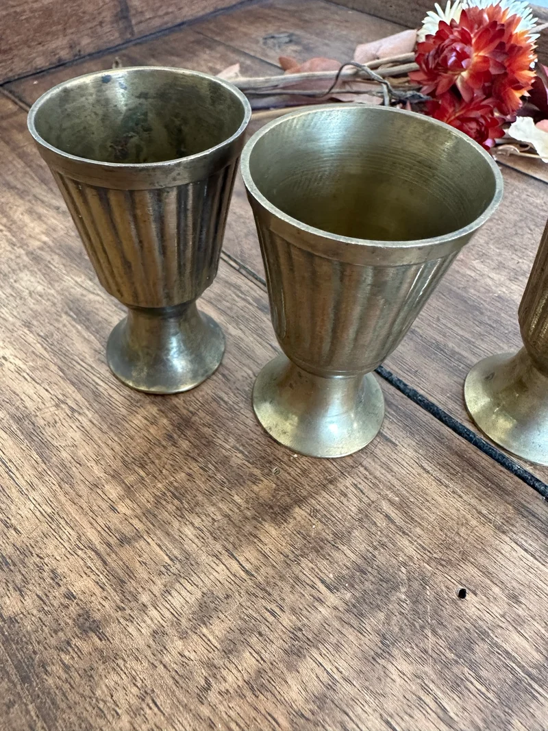Gobelets en laiton travaillés