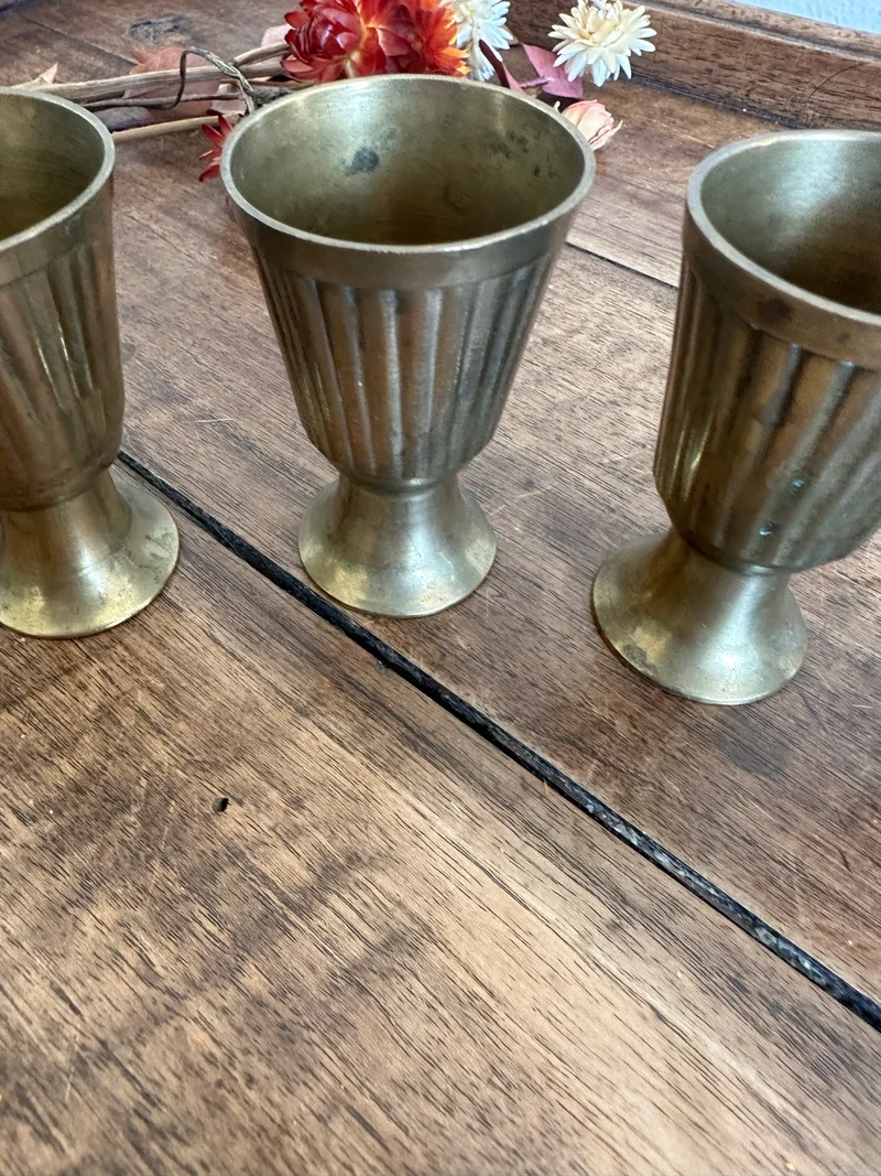 Gobelets en laiton travaillés
