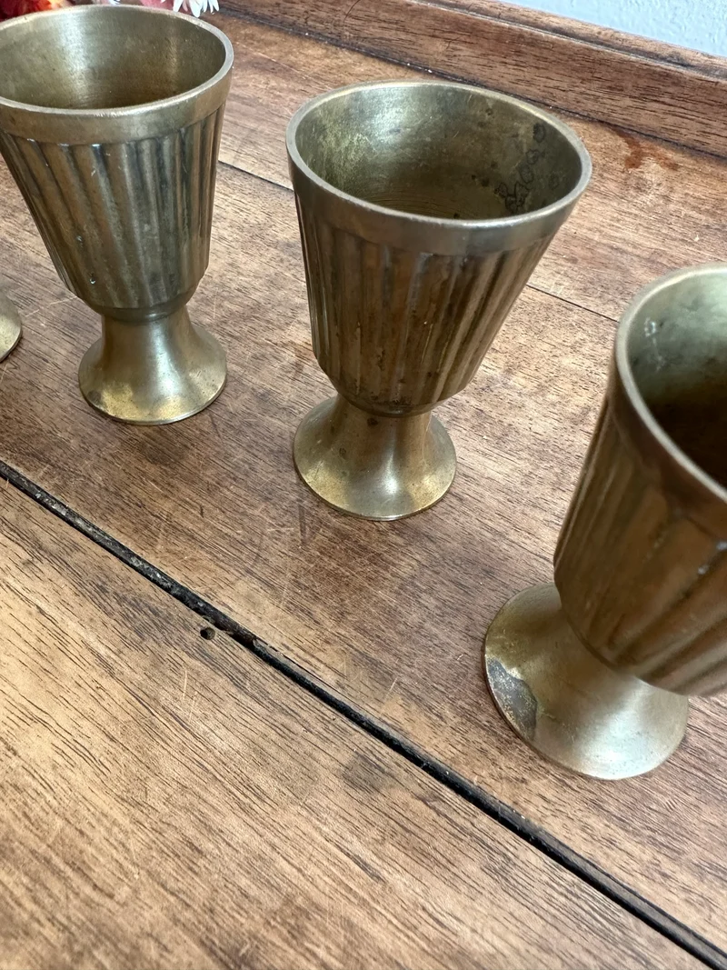 Gobelets en laiton travaillés