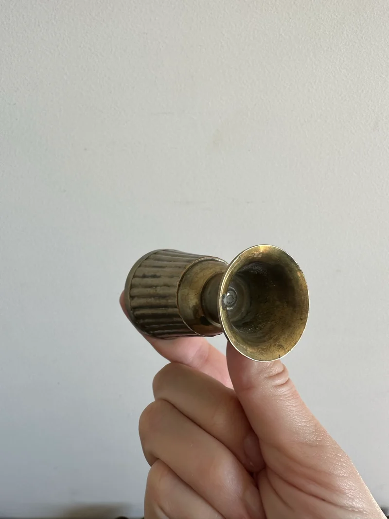 Gobelets en laiton travaillés
