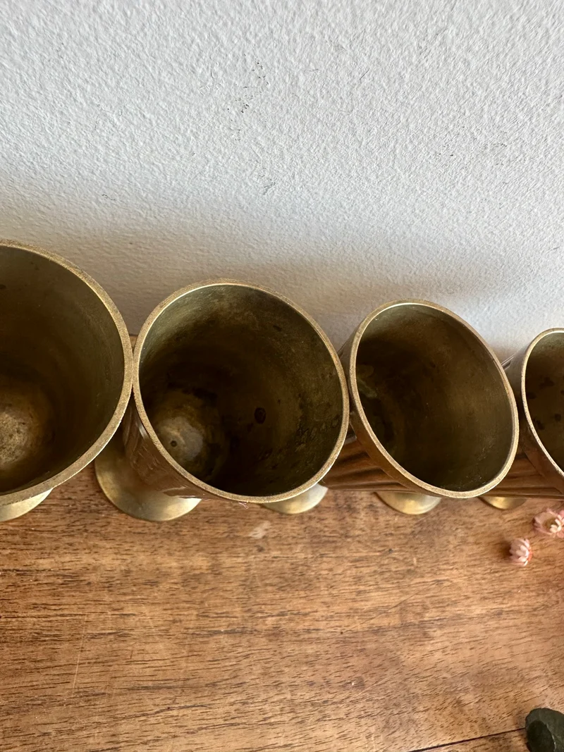 Gobelets en laiton travaillés