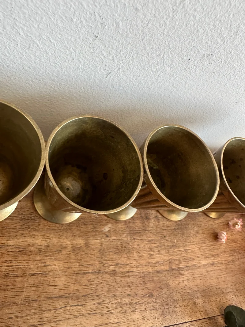 Gobelets en laiton travaillés