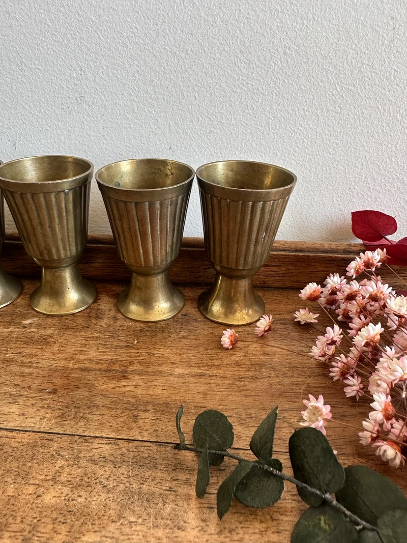 Gobelets en laiton travaillés
