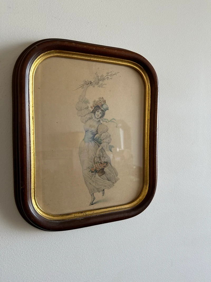 Gravure jeune fille aux fleurs cadre aux bord arrondis