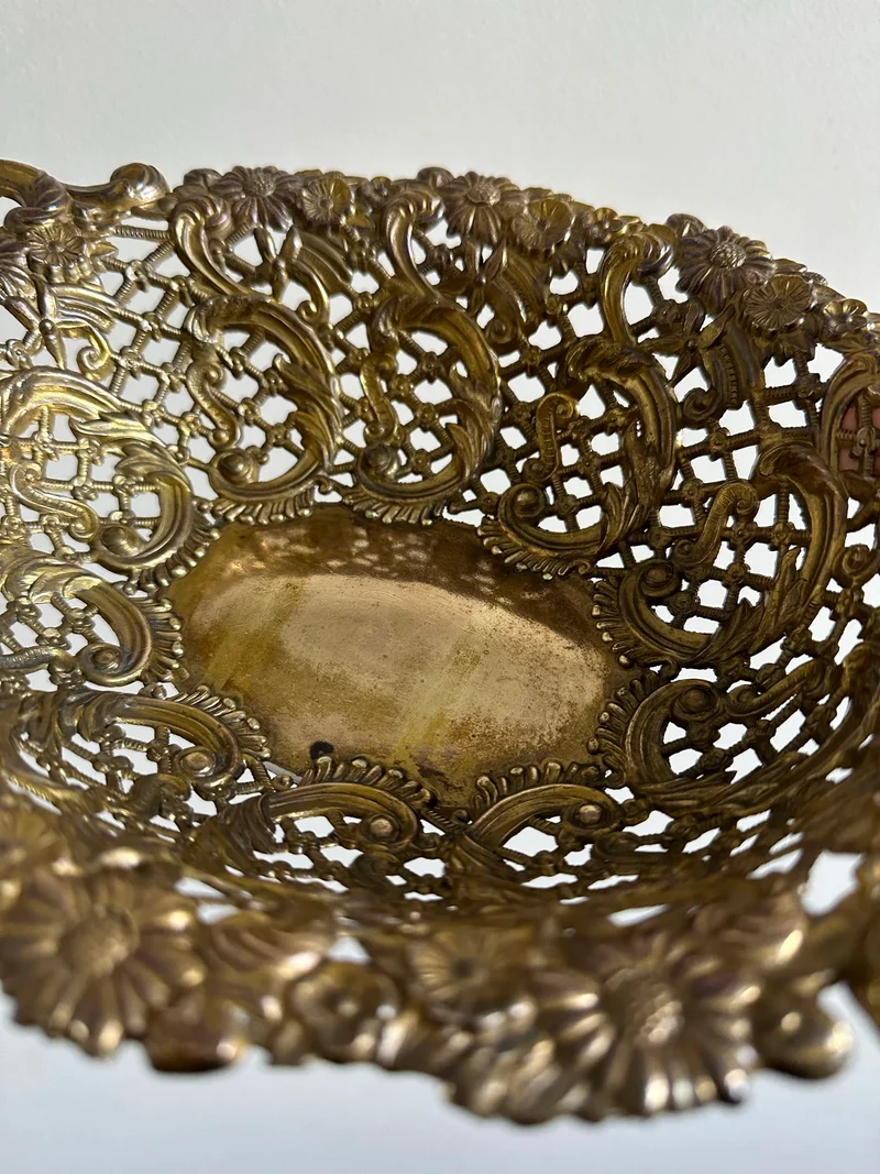 Corbeille en métal doré travaillé