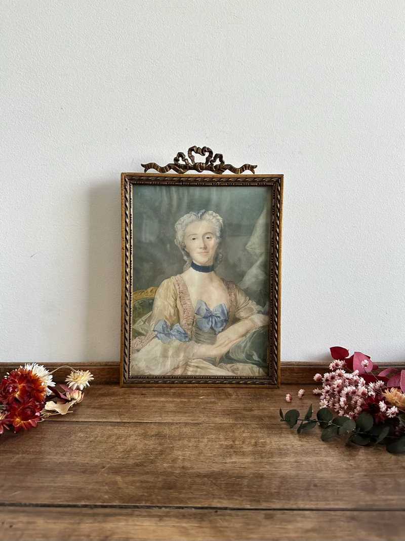 Cadre napoléon 3 représentation de jeune fille médaillon