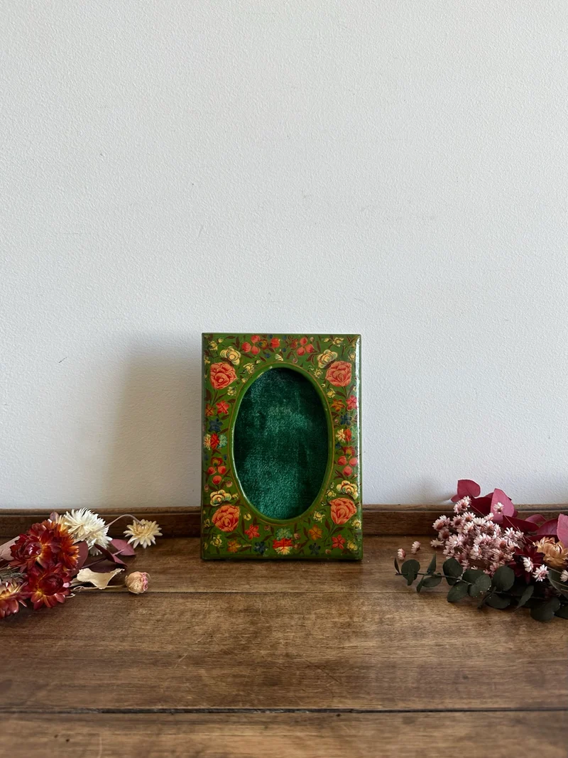Cadre photo à poser en bois peint en vert motifs fleurs