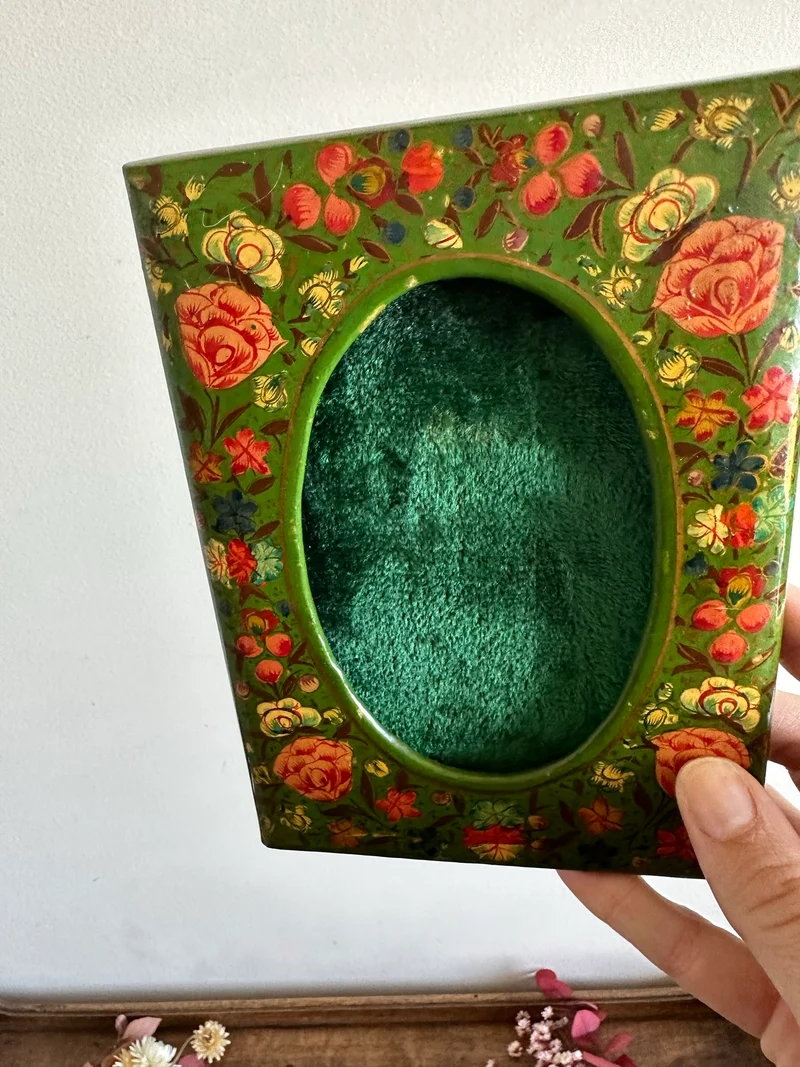Cadre photo à poser en bois peint en vert motifs fleurs