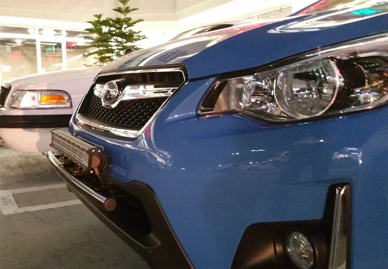 Barre pour lampe de travail avec support de plaque d'immatriculation