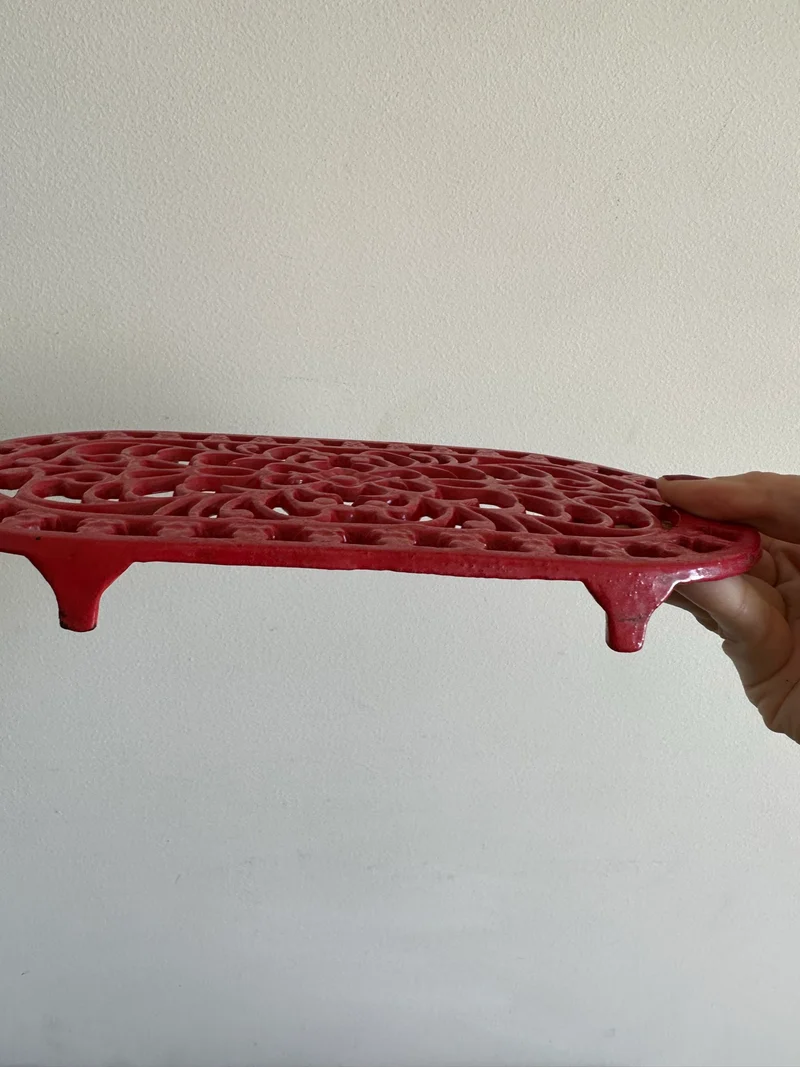 Dessous de plat en fonte peint en rouge
