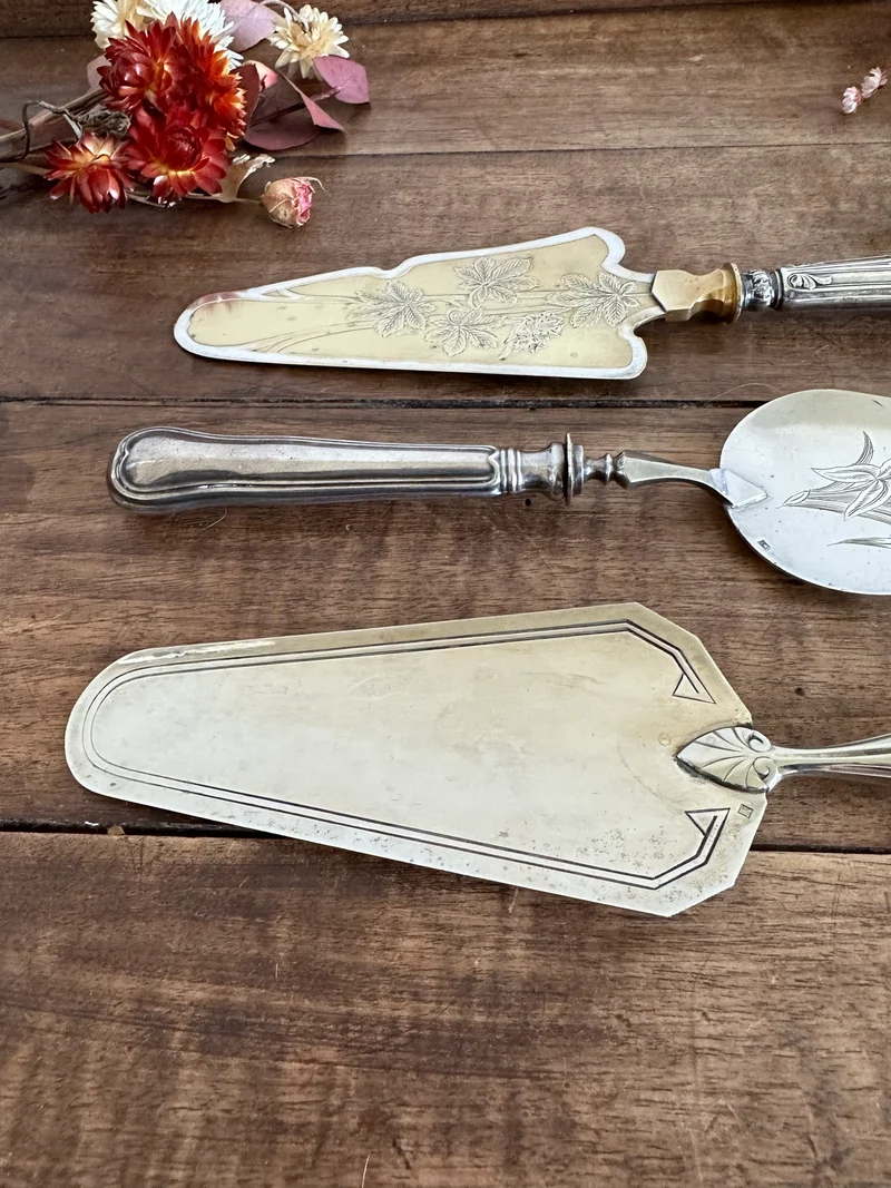 Couverts de service en métal argenté et doré vintage