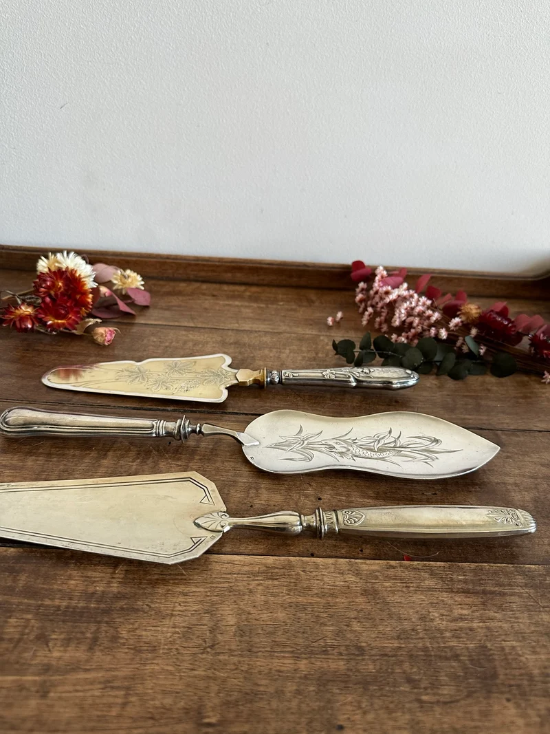 Couverts de service en métal argenté et doré vintage