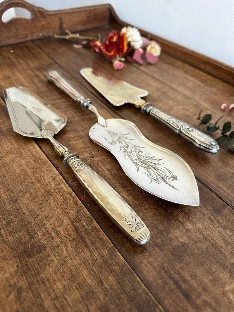 Couverts de service en métal argenté et doré vintage