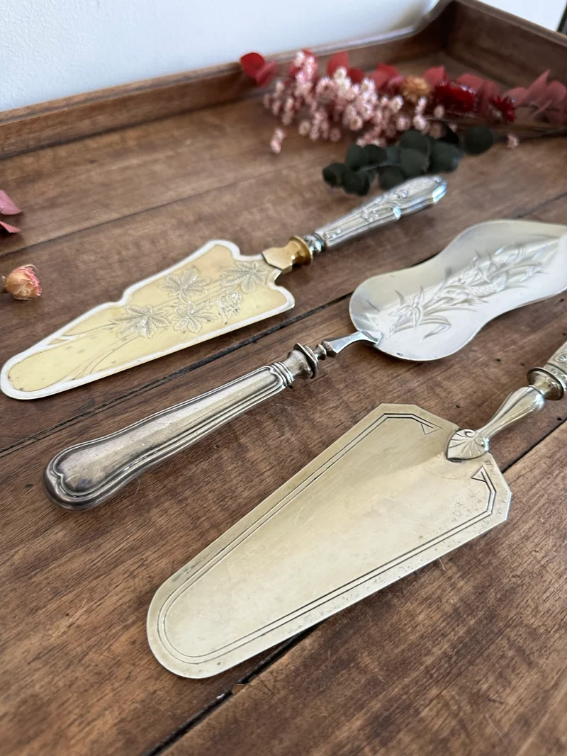 Couverts de service en métal argenté et doré vintage