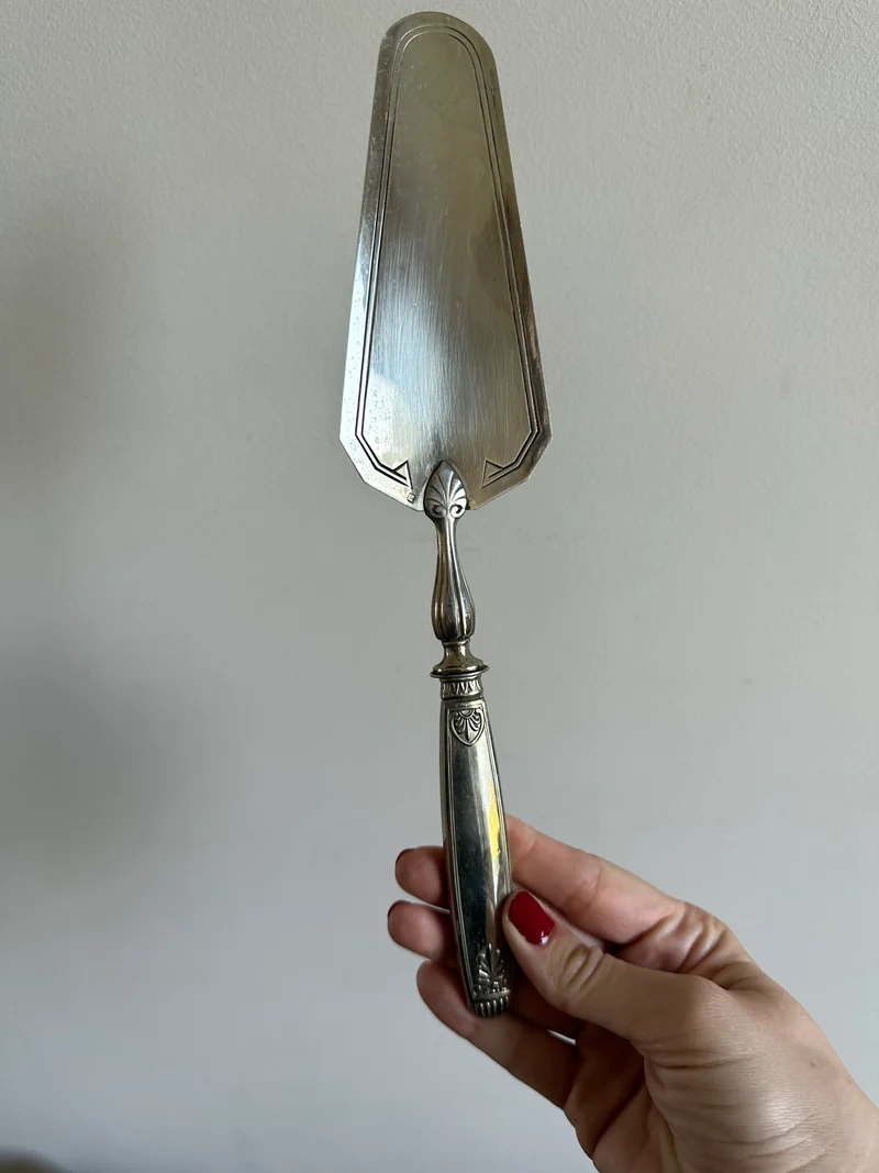 Couverts de service en métal argenté et doré vintage