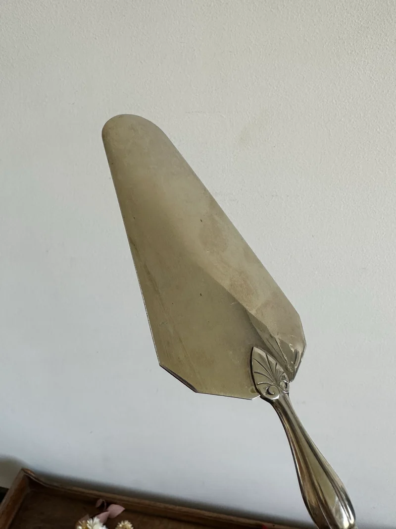 Couverts de service en métal argenté et doré vintage