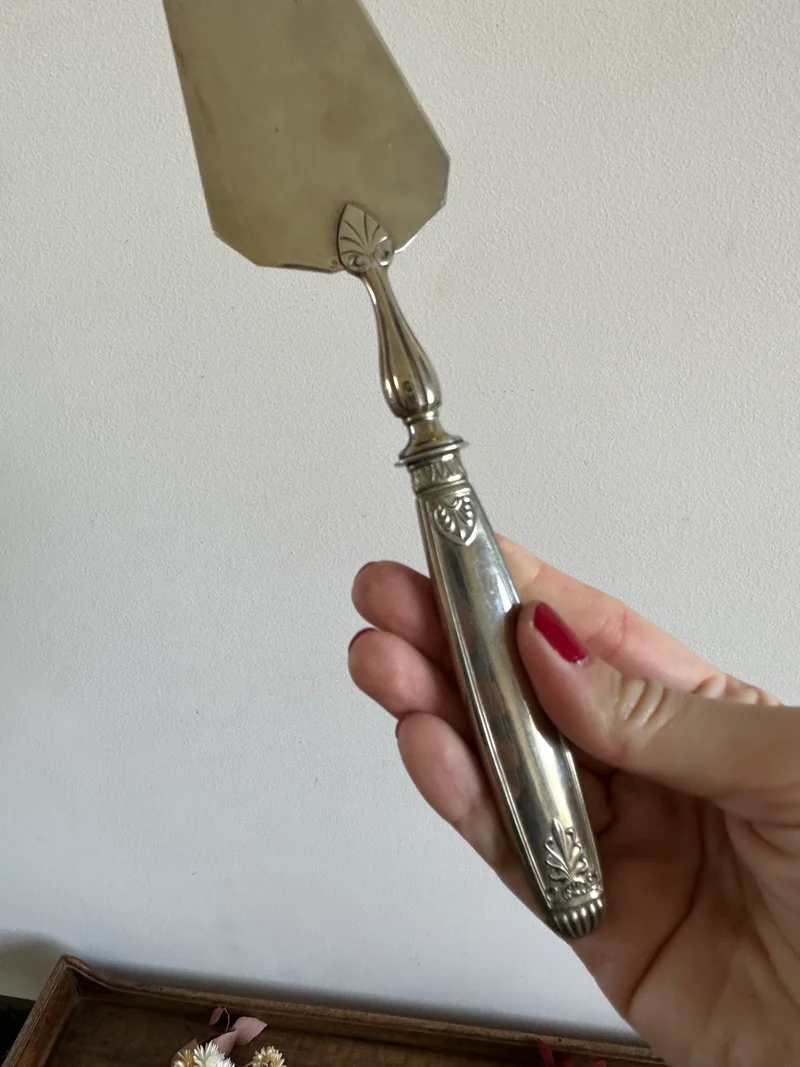 Couverts de service en métal argenté et doré vintage
