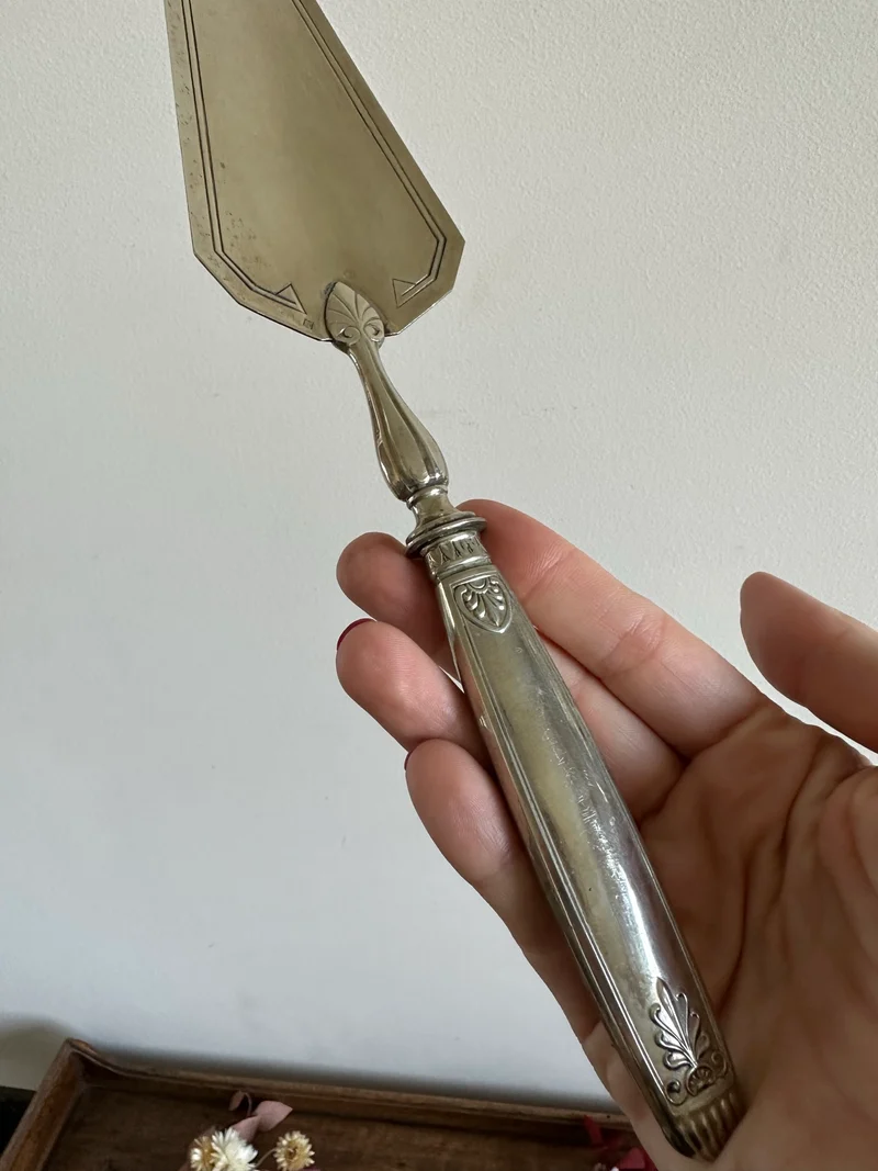 Couverts de service en métal argenté et doré vintage