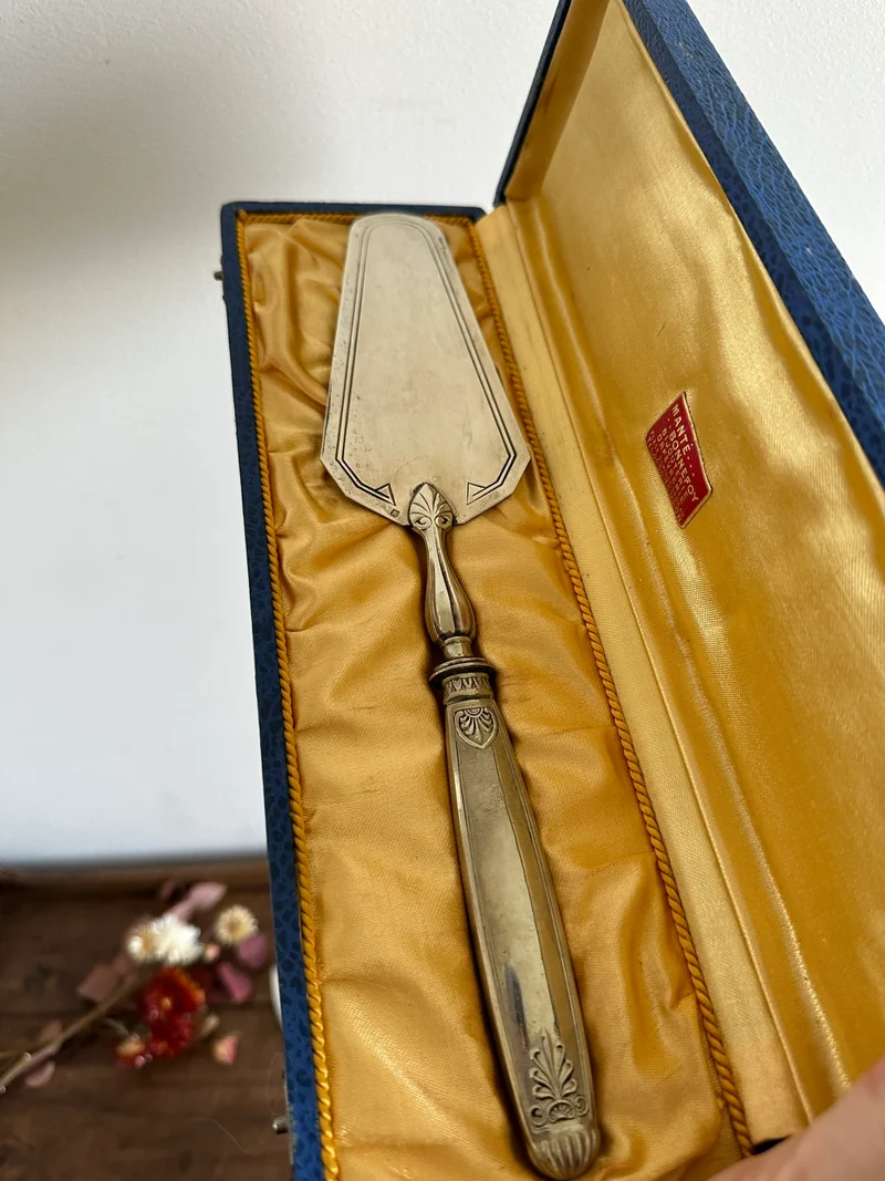 Couverts de service en métal argenté et doré vintage