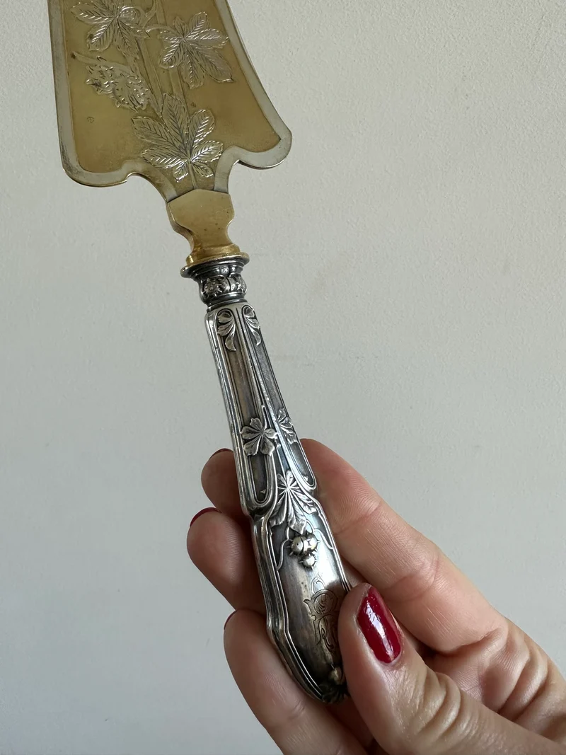 Couverts de service en métal argenté et doré vintage