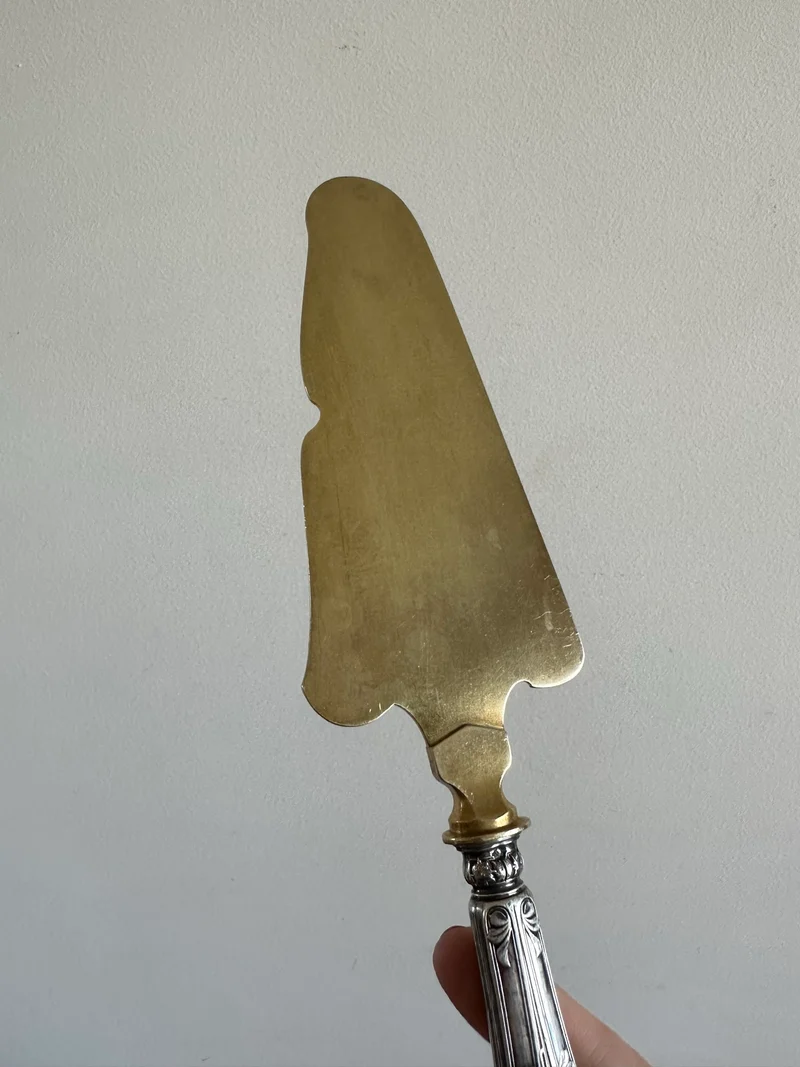 Couverts de service en métal argenté et doré vintage