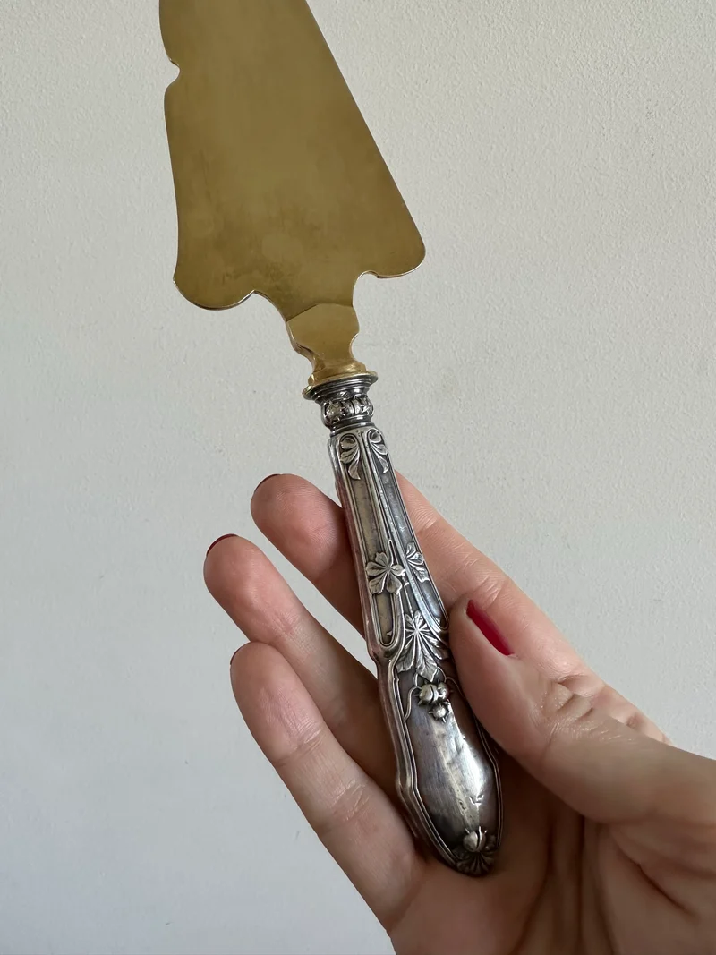 Couverts de service en métal argenté et doré vintage