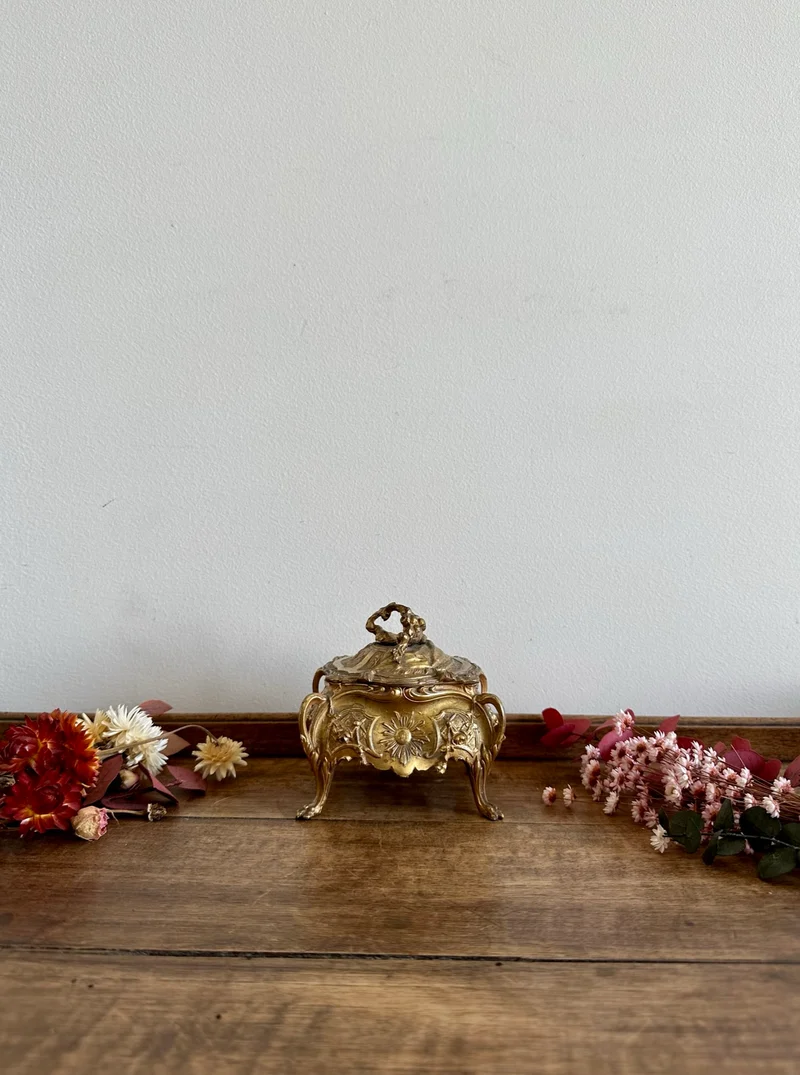 Coffre à bijoux en métal doré style baroque