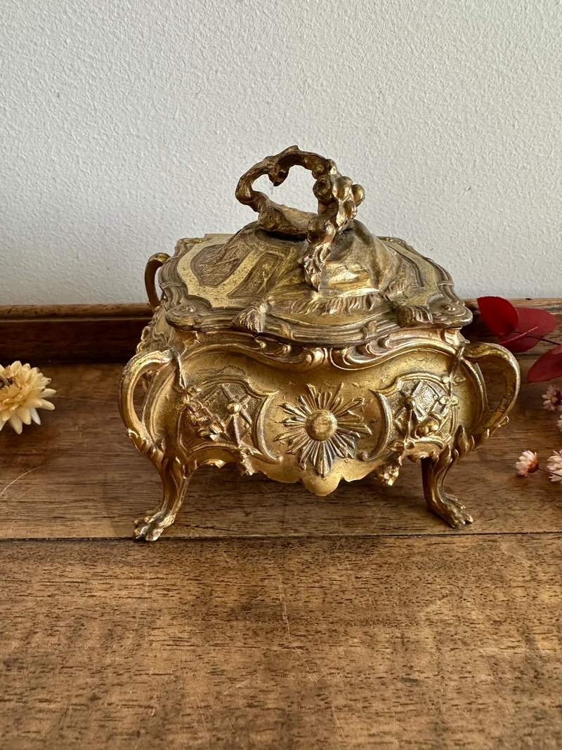 Coffre à bijoux en métal doré style baroque