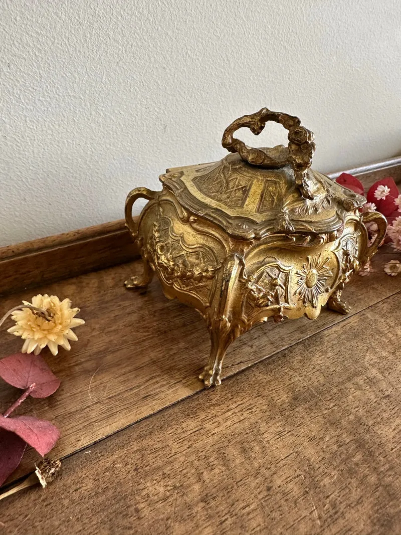 Coffre à bijoux en métal doré style baroque